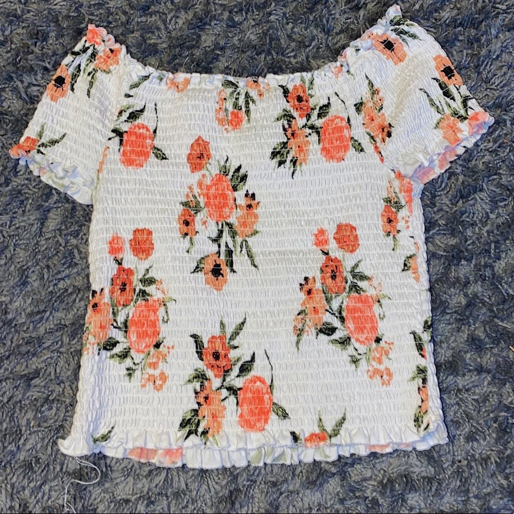 Off the shoulders shirt with flower print